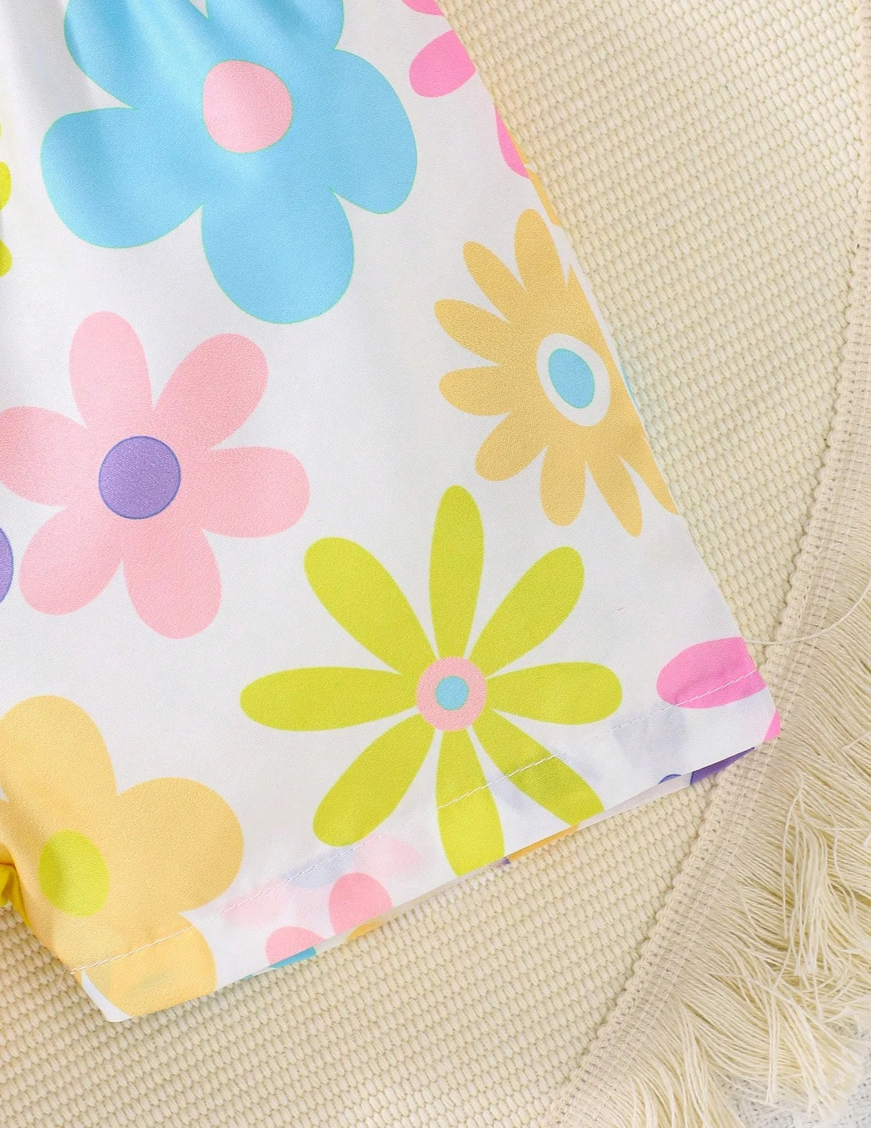 A 2-Piece Summer Cool Girls' Halter Dress Top With Small Floral Print And Short Pants A Cute Girls' Vacation Set