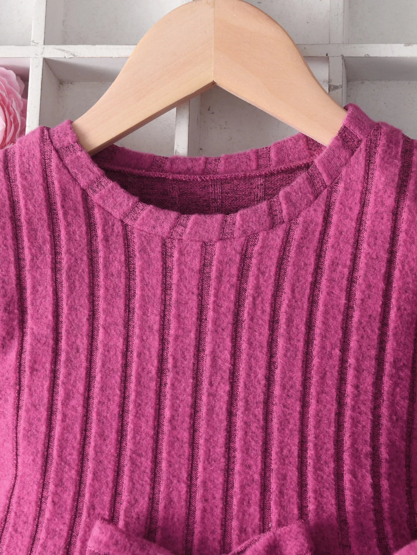 A Two-Piece Girls' Suit, A Long-Sleeved Round-Neck Bow Top And Long Pants, Is Suitable For Outdoor Use In Spring And Autumn