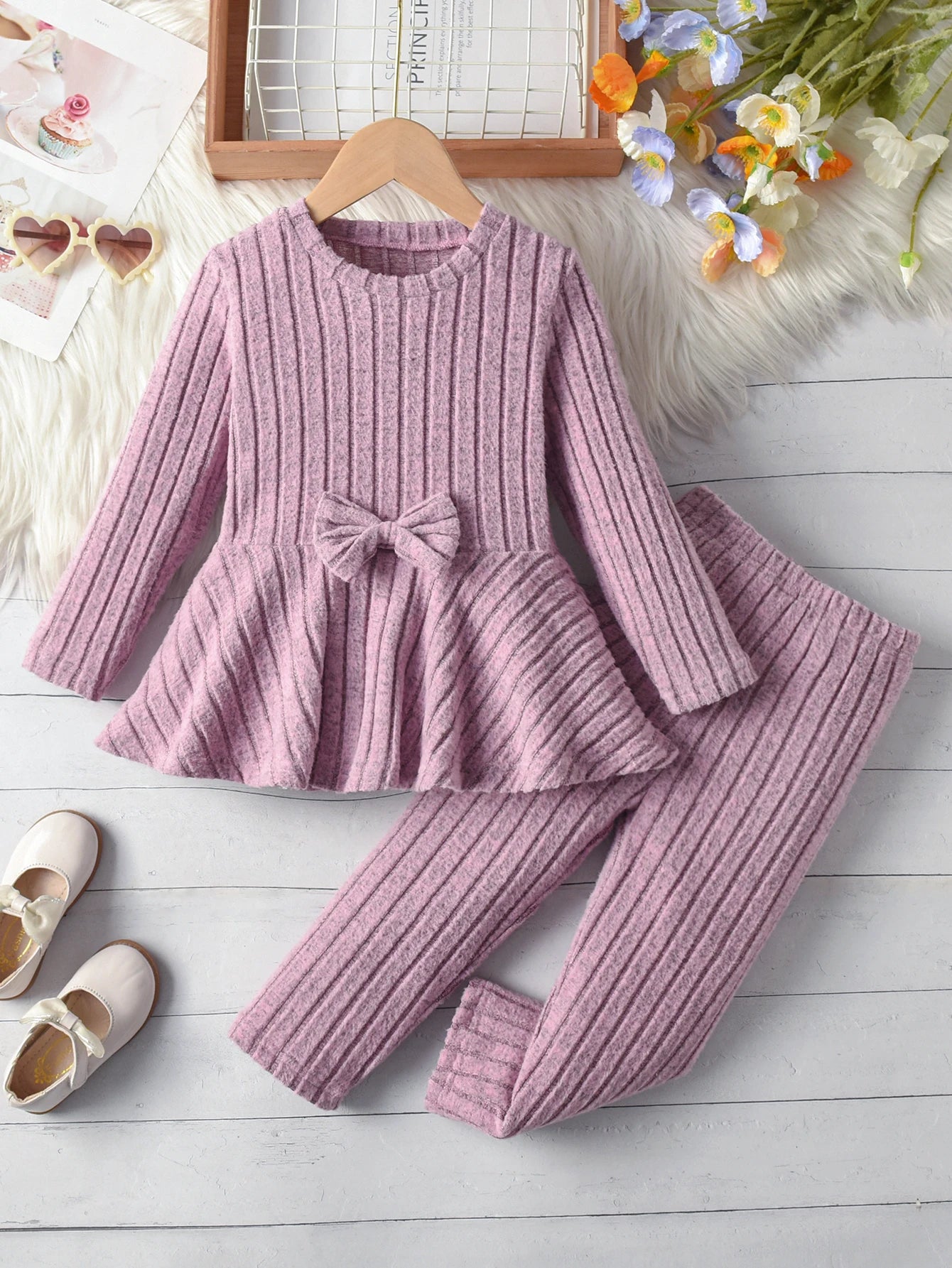A Two-Piece Girls' Suit, A Long-Sleeved Round-Neck Bow Top And Long Pants, Is Suitable For Outdoor Use In Spring And Autumn