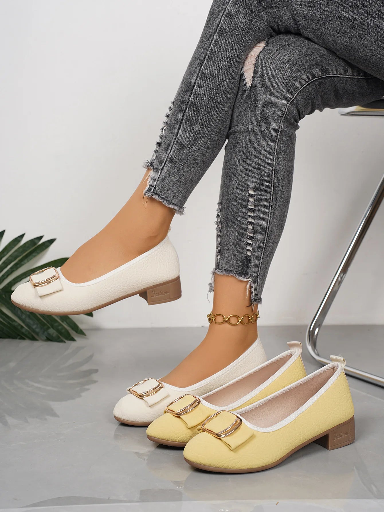 Women's shoes 2025 Soft Sole and Soft Surface Single Shoes Summer New Shallow Mouth Metal Buckle Non-slip Square Heel Shoes