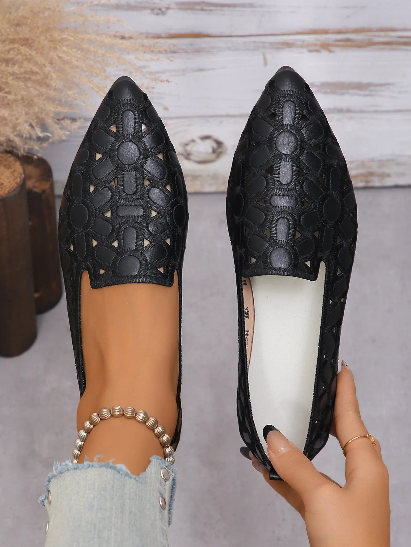 Fashion Shoes for Women Embroidery Breathable Square Heel Loafers Slip on Pointed Toe Leather Single Shoes Elegant Party Pumps