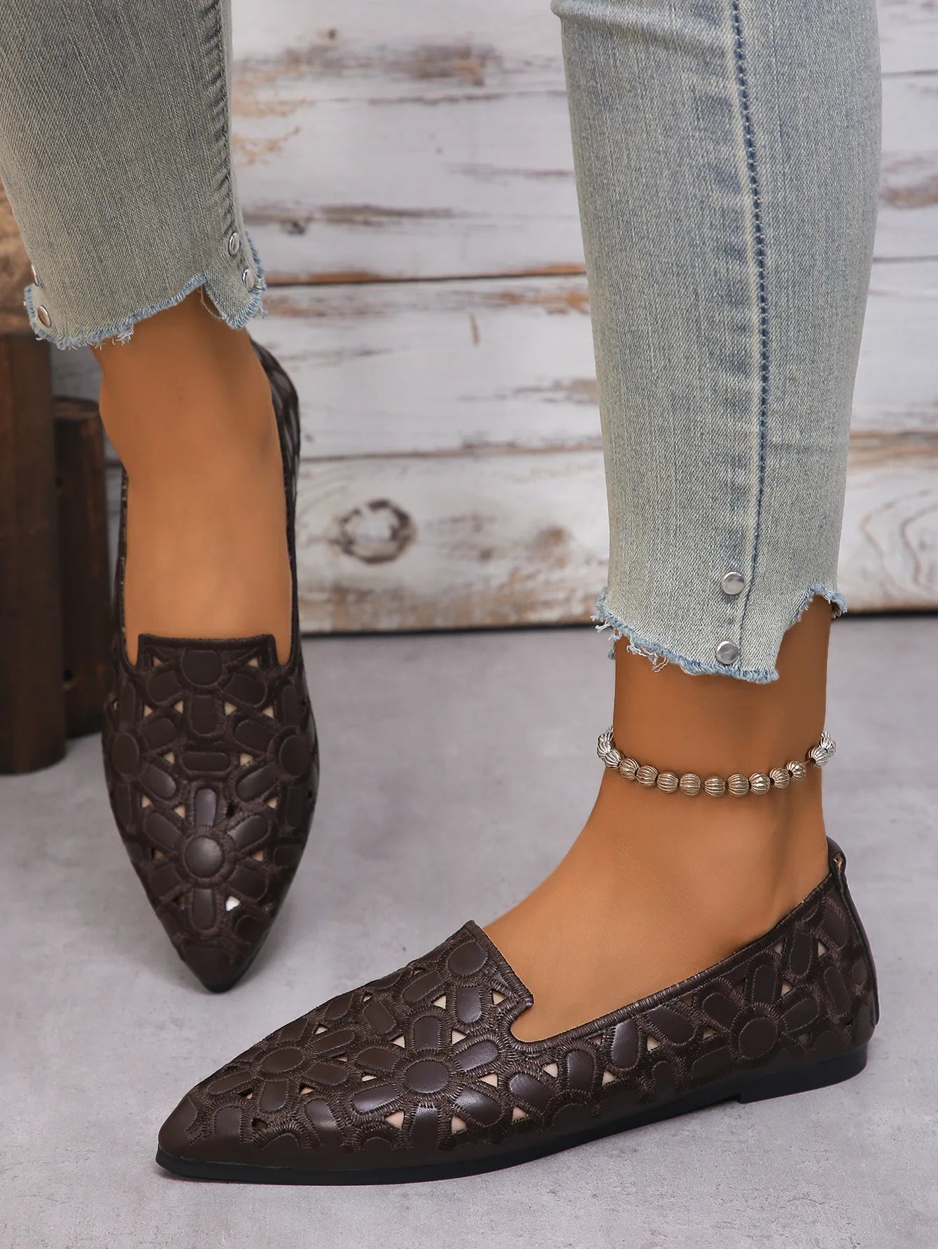 Fashion Shoes for Women Embroidery Breathable Square Heel Loafers Slip on Pointed Toe Leather Single Shoes Elegant Party Pumps