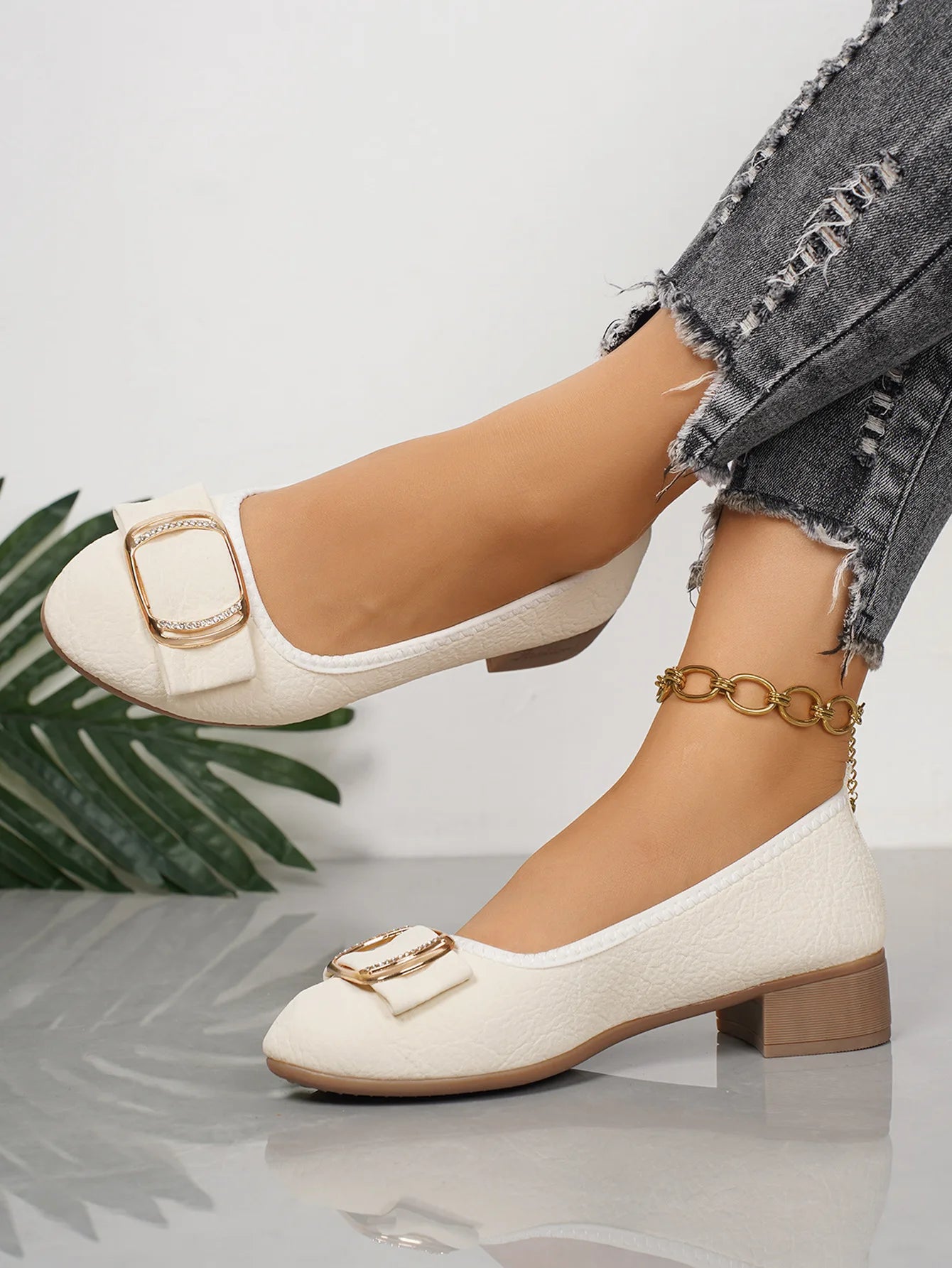 Women's shoes 2025 Soft Sole and Soft Surface Single Shoes Summer New Shallow Mouth Metal Buckle Non-slip Square Heel Shoes