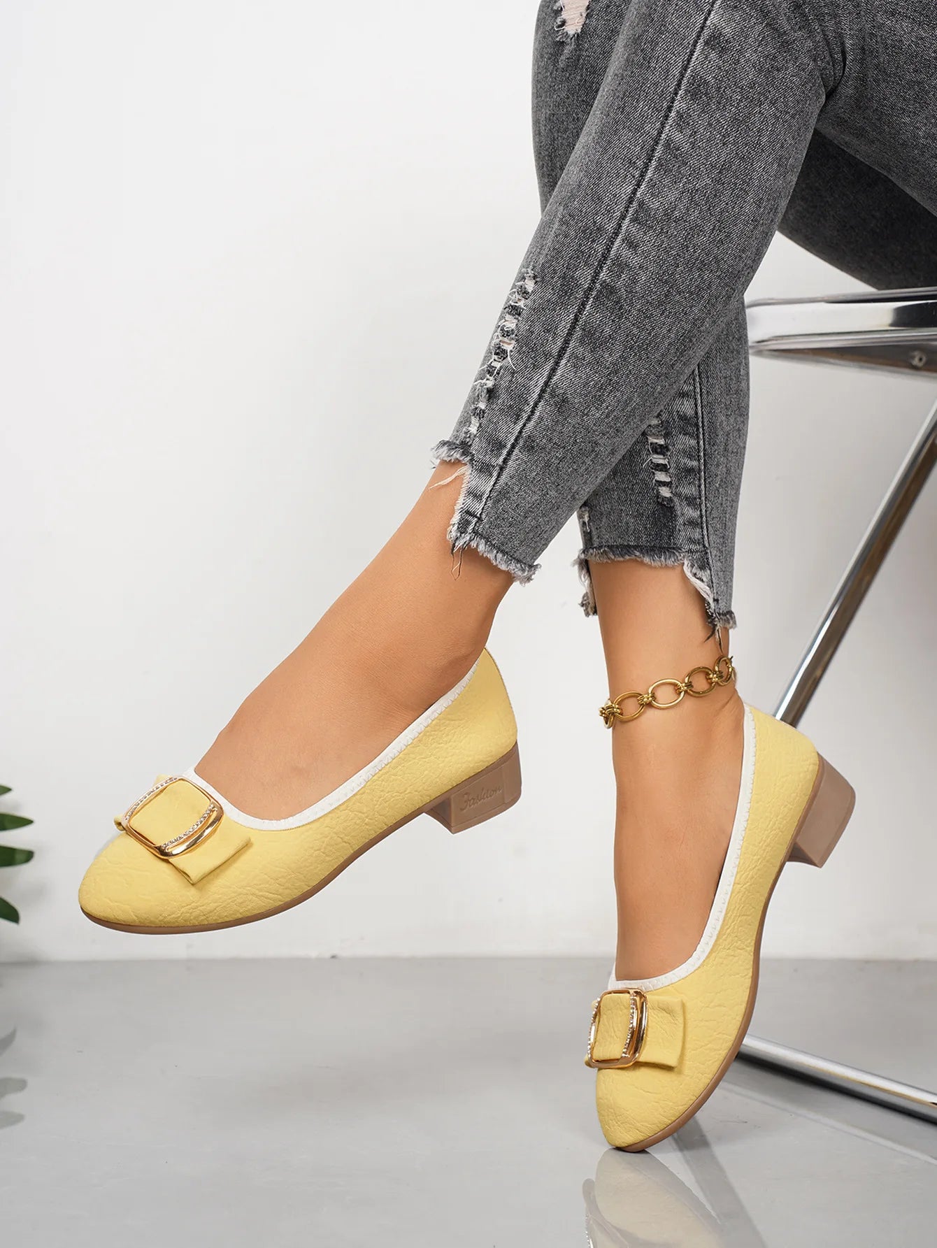 Women's shoes 2025 Soft Sole and Soft Surface Single Shoes Summer New Shallow Mouth Metal Buckle Non-slip Square Heel Shoes