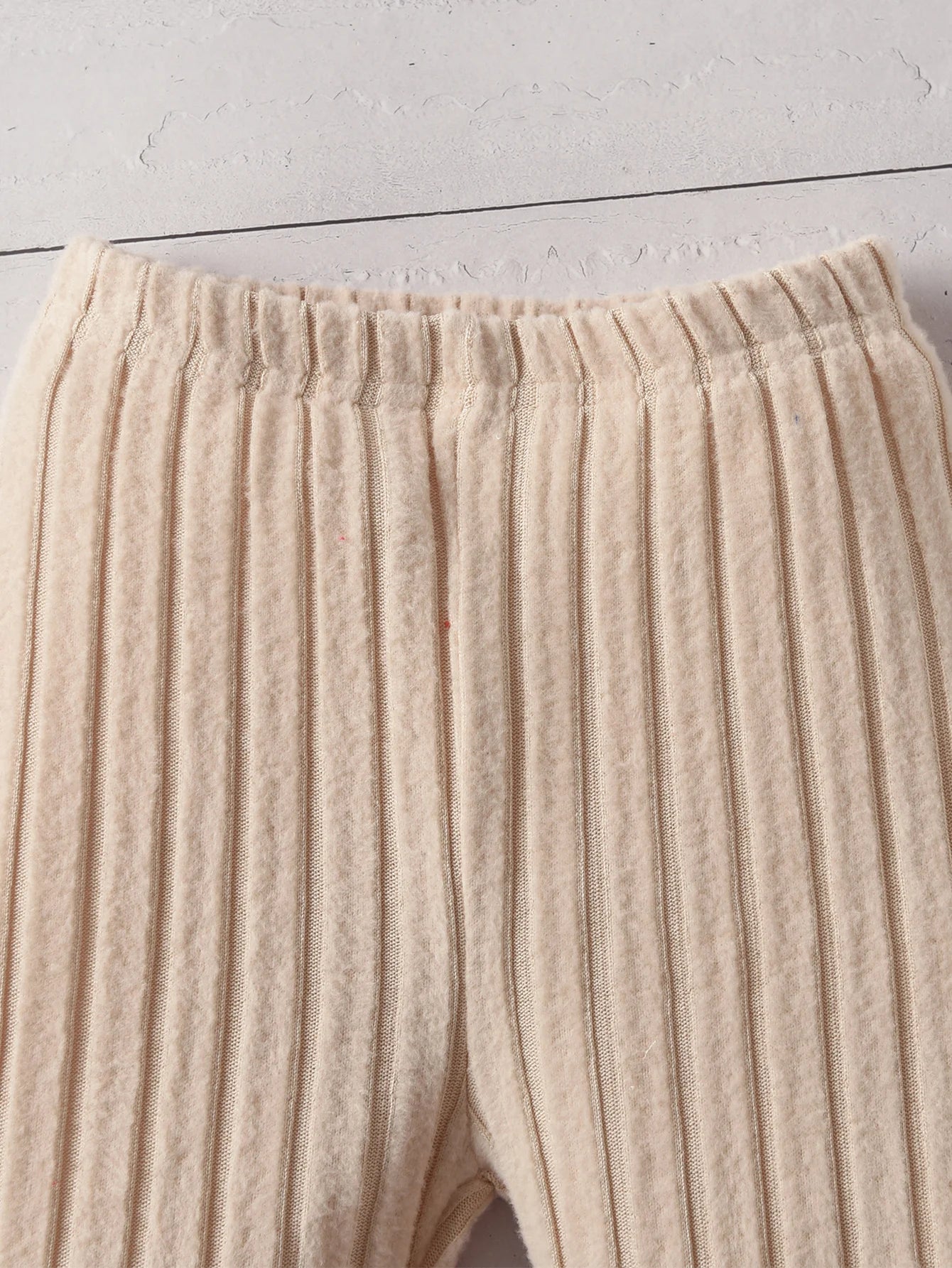 A Two-Piece Girls' Suit, A Long-Sleeved Round-Neck Bow Top And Long Pants, Is Suitable For Outdoor Use In Spring And Autumn