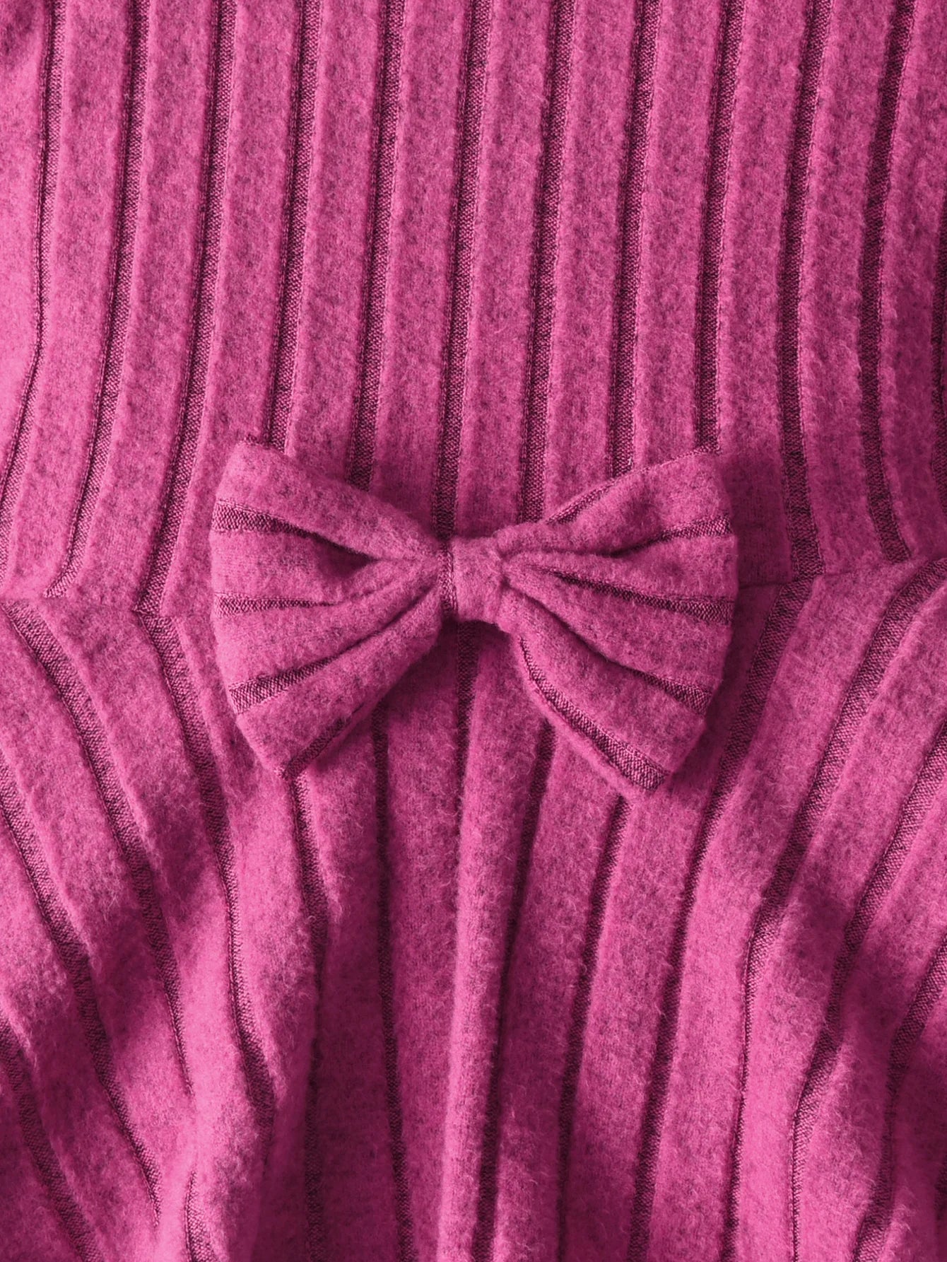 A Two-Piece Girls' Suit, A Long-Sleeved Round-Neck Bow Top And Long Pants, Is Suitable For Outdoor Use In Spring And Autumn