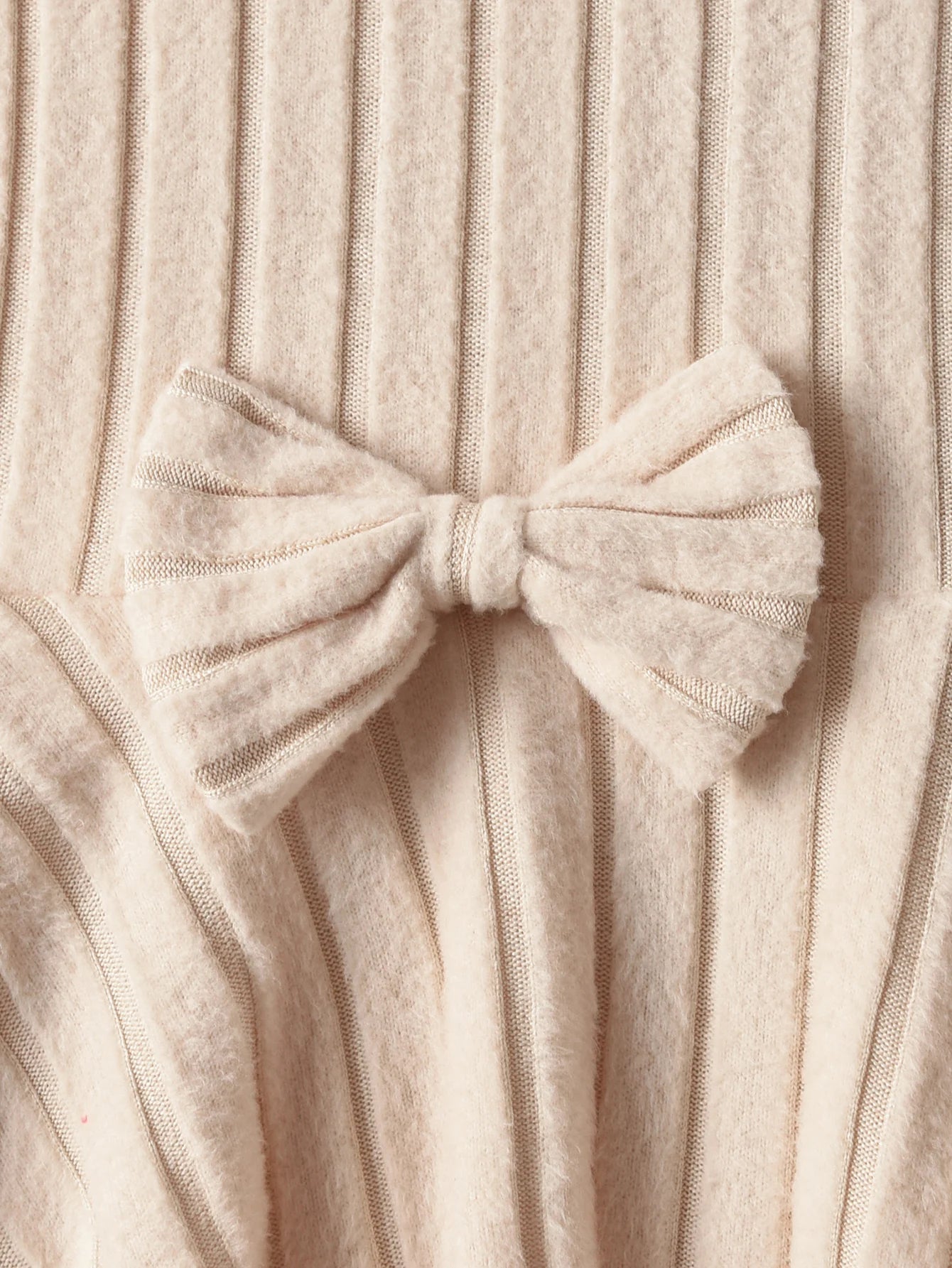 A Two-Piece Girls' Suit, A Long-Sleeved Round-Neck Bow Top And Long Pants, Is Suitable For Outdoor Use In Spring And Autumn