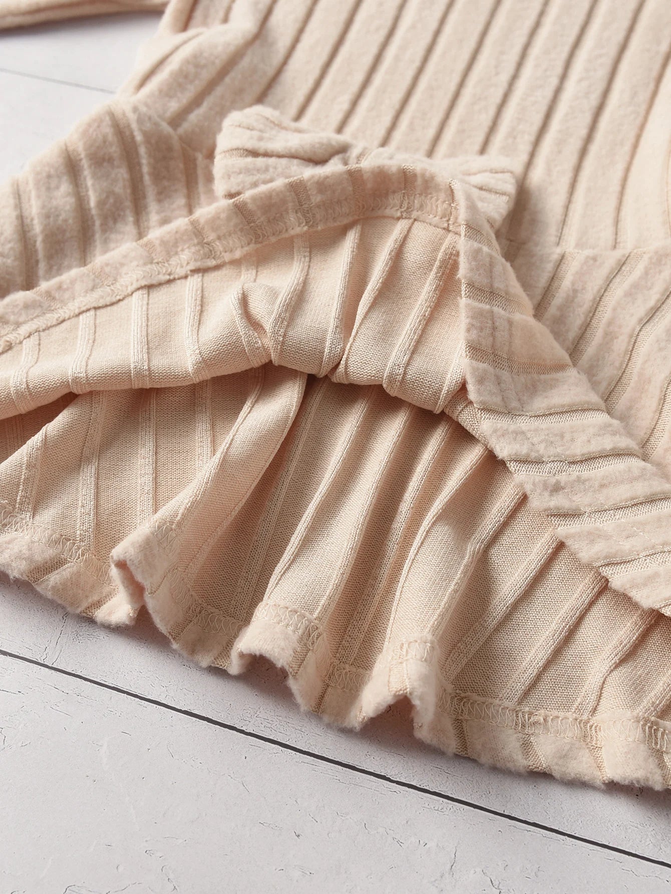 A Two-Piece Girls' Suit, A Long-Sleeved Round-Neck Bow Top And Long Pants, Is Suitable For Outdoor Use In Spring And Autumn