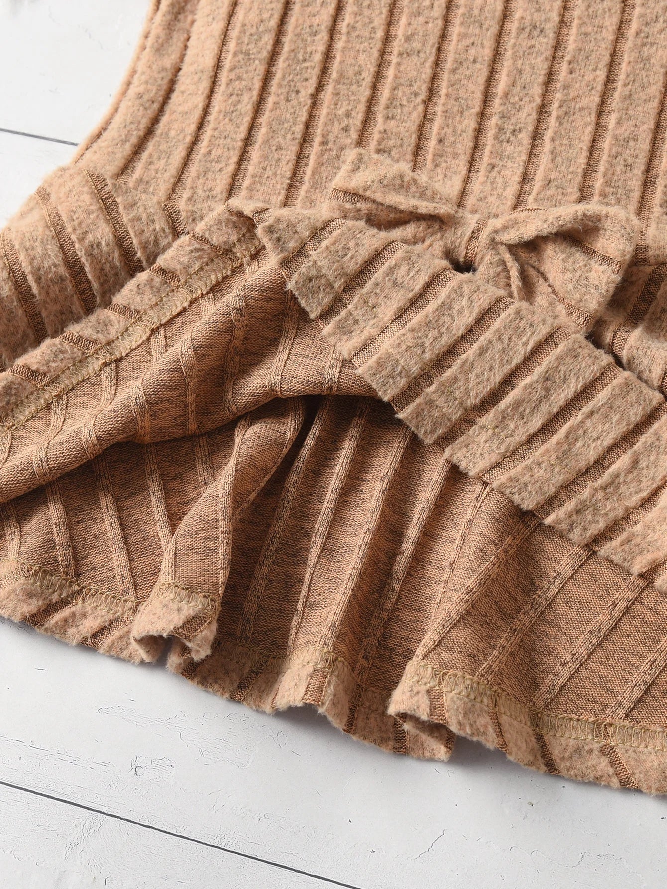 A Two-Piece Girls' Suit, A Long-Sleeved Round-Neck Bow Top And Long Pants, Is Suitable For Outdoor Use In Spring And Autumn