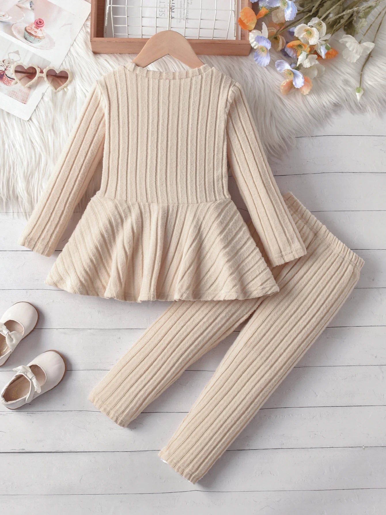 A Two-Piece Girls' Suit, A Long-Sleeved Round-Neck Bow Top And Long Pants, Is Suitable For Outdoor Use In Spring And Autumn