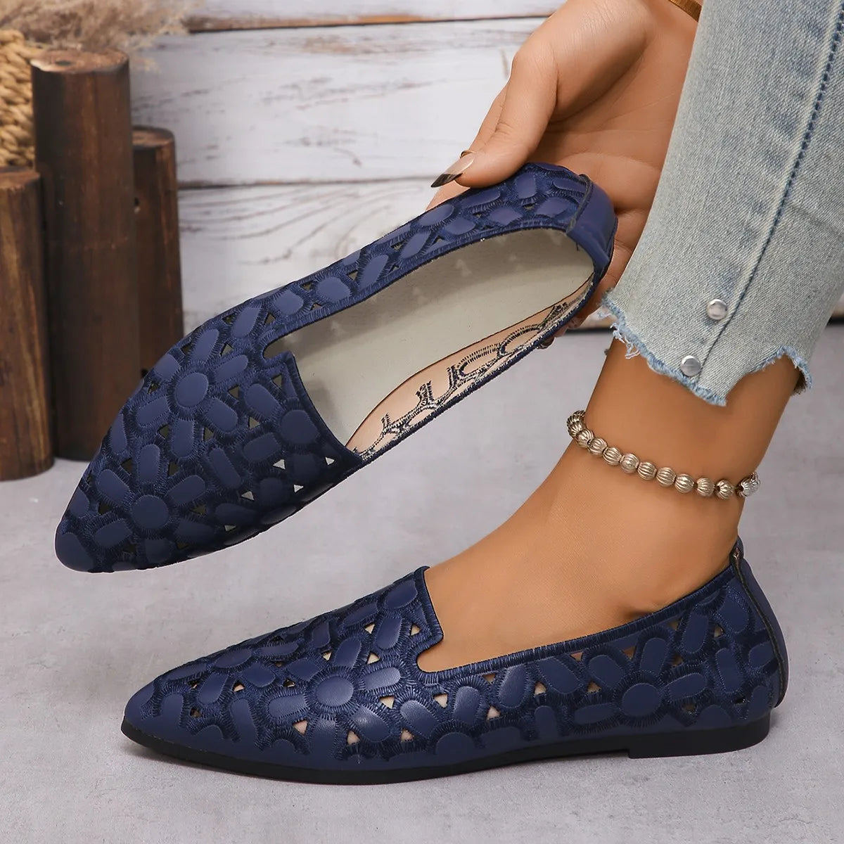 Fashion Shoes for Women Embroidery Breathable Square Heel Loafers Slip on Pointed Toe Leather Single Shoes Elegant Party Pumps