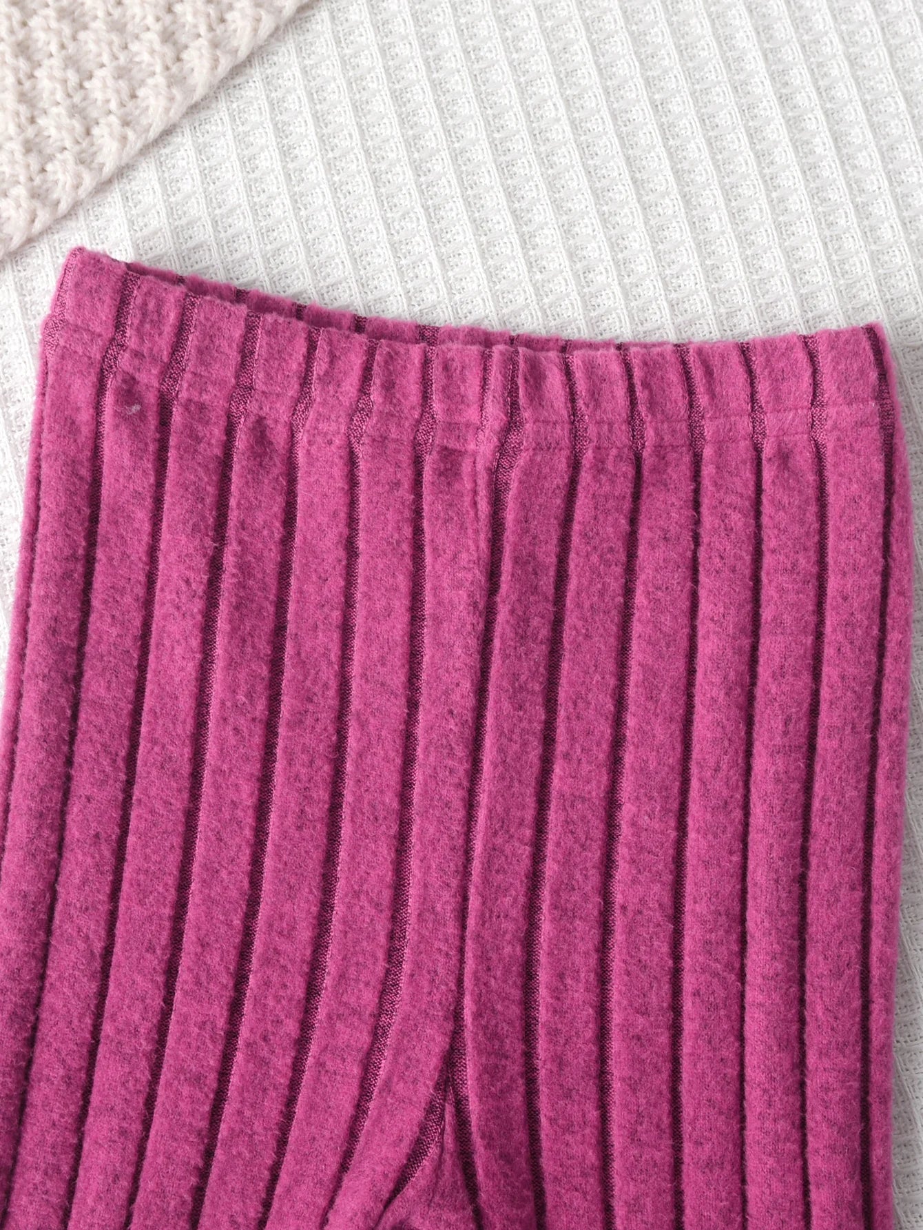 A Two-Piece Girls' Suit, A Long-Sleeved Round-Neck Bow Top And Long Pants, Is Suitable For Outdoor Use In Spring And Autumn