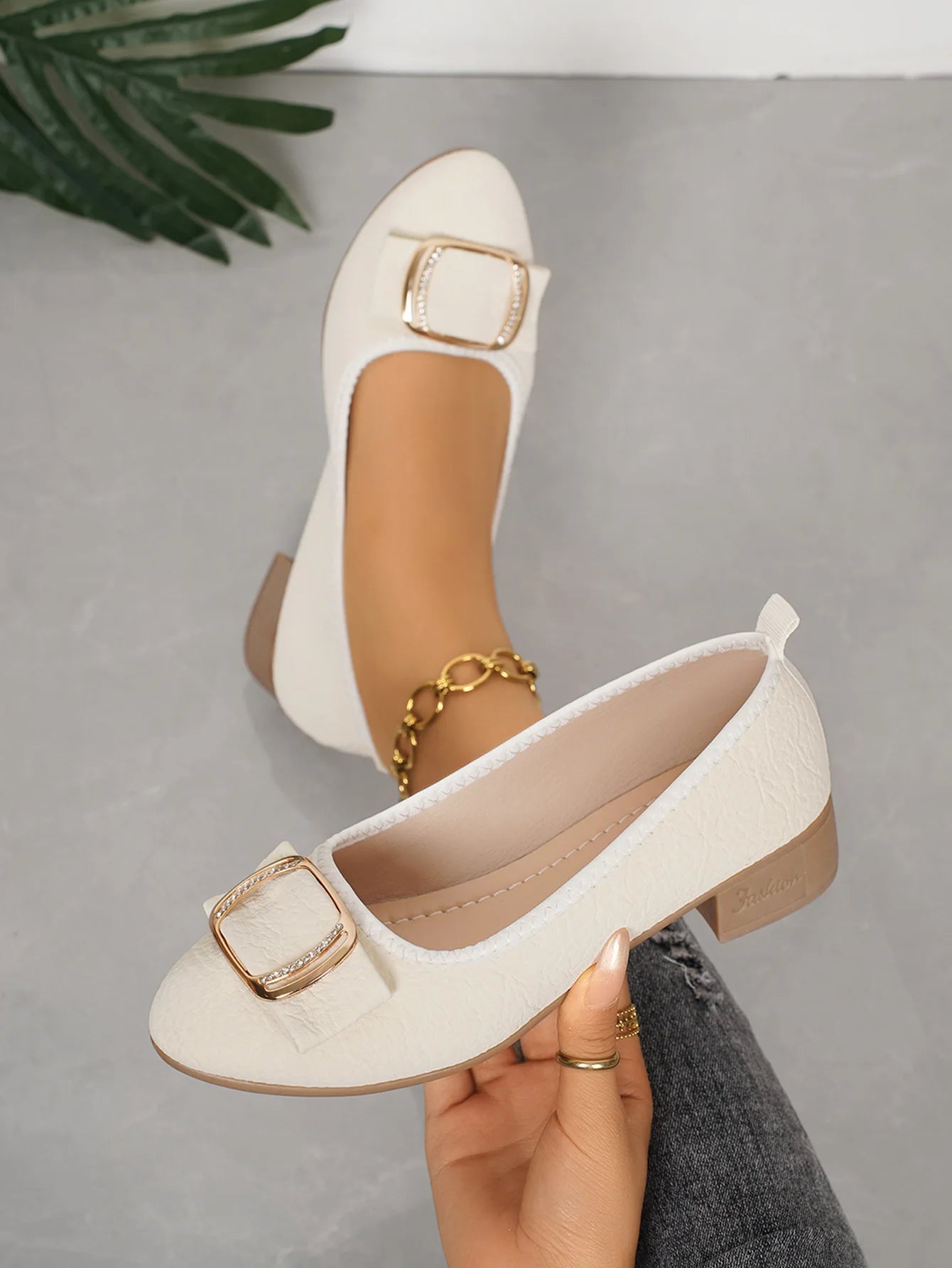 Women's shoes 2025 Soft Sole and Soft Surface Single Shoes Summer New Shallow Mouth Metal Buckle Non-slip Square Heel Shoes