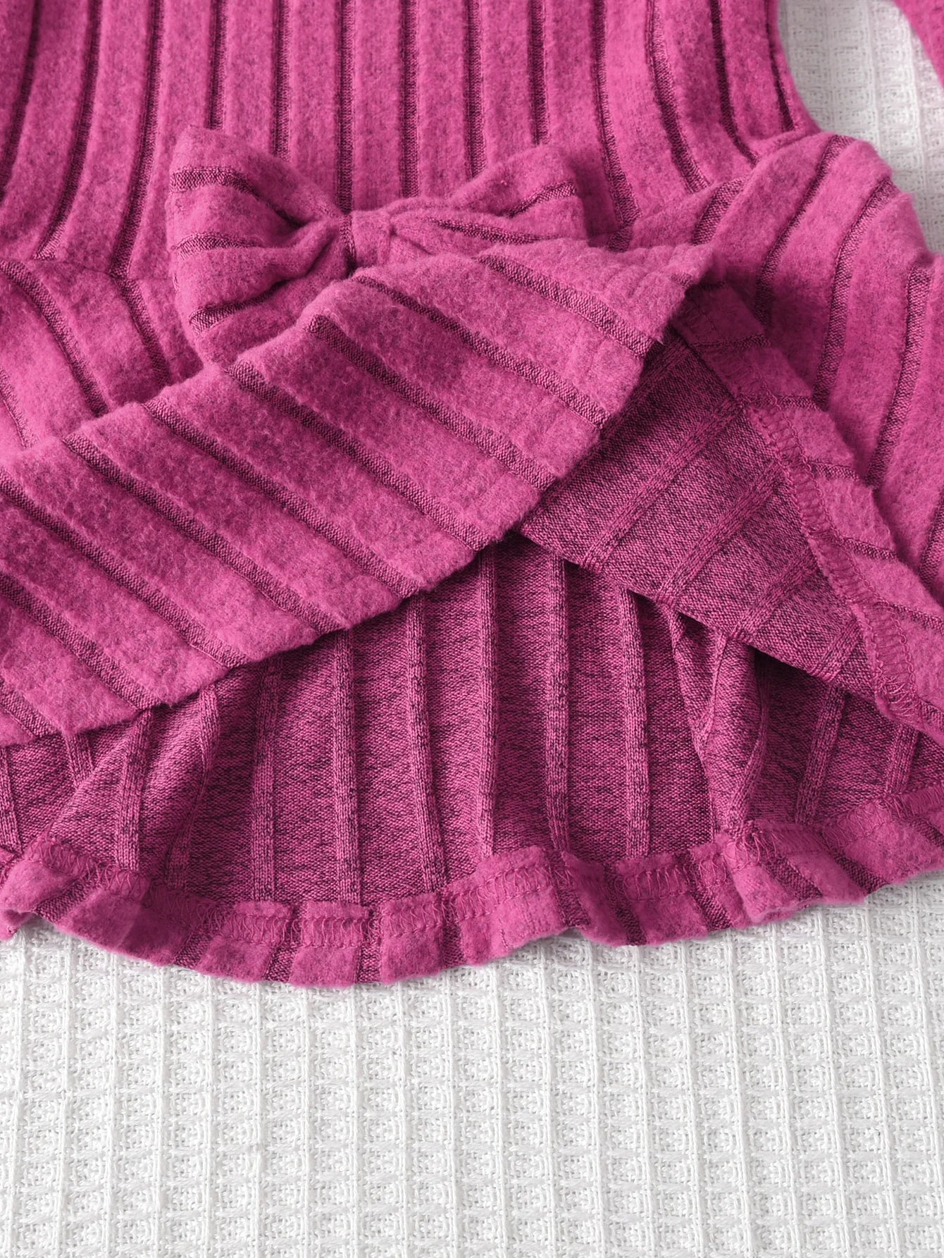 A Two-Piece Girls' Suit, A Long-Sleeved Round-Neck Bow Top And Long Pants, Is Suitable For Outdoor Use In Spring And Autumn