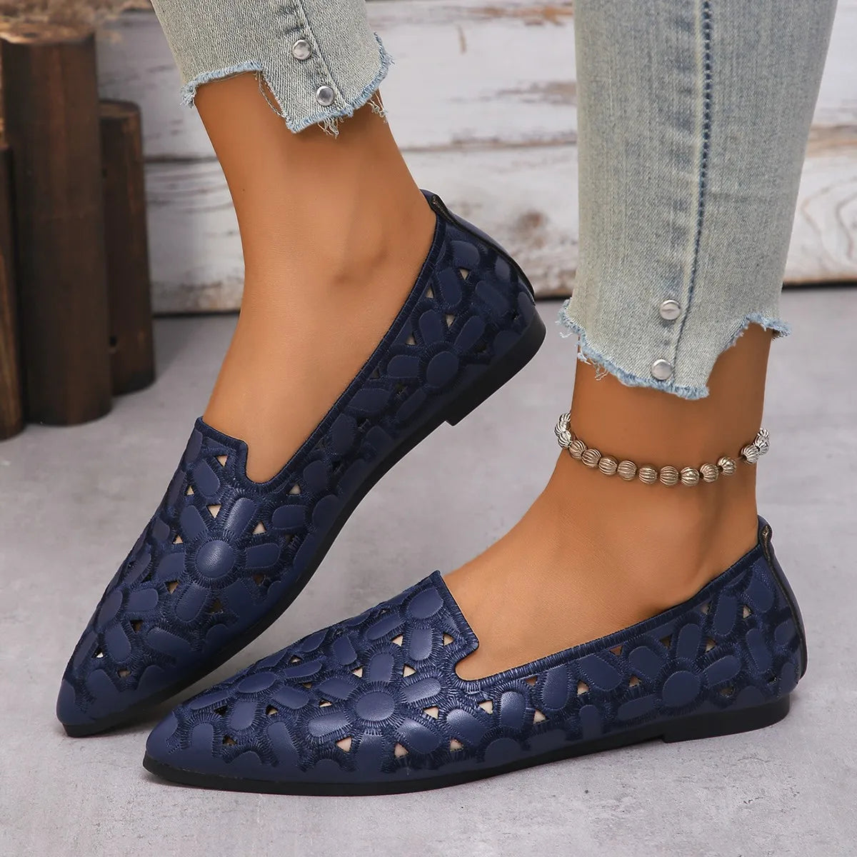Fashion Shoes for Women Embroidery Breathable Square Heel Loafers Slip on Pointed Toe Leather Single Shoes Elegant Party Pumps
