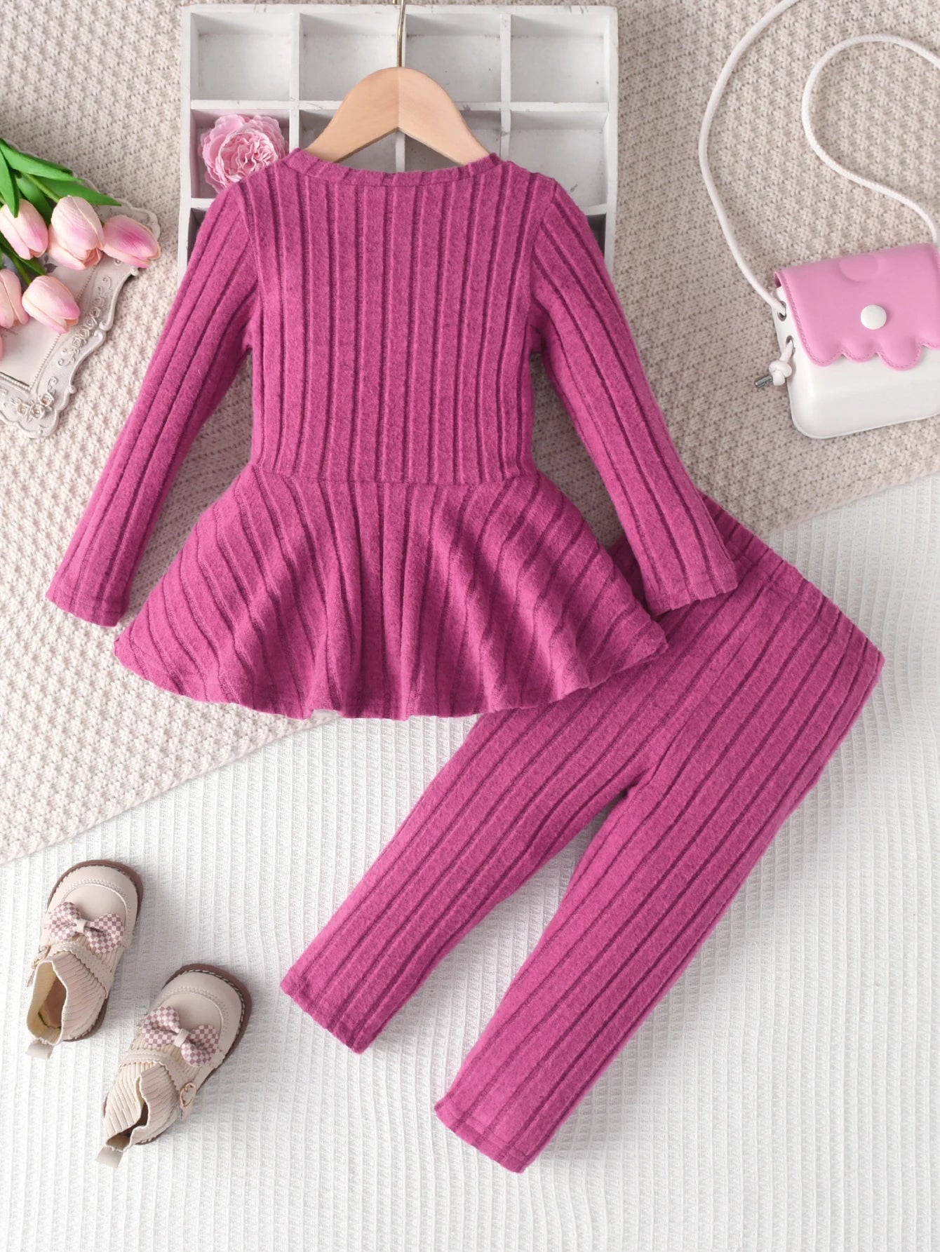 A Two-Piece Girls' Suit, A Long-Sleeved Round-Neck Bow Top And Long Pants, Is Suitable For Outdoor Use In Spring And Autumn