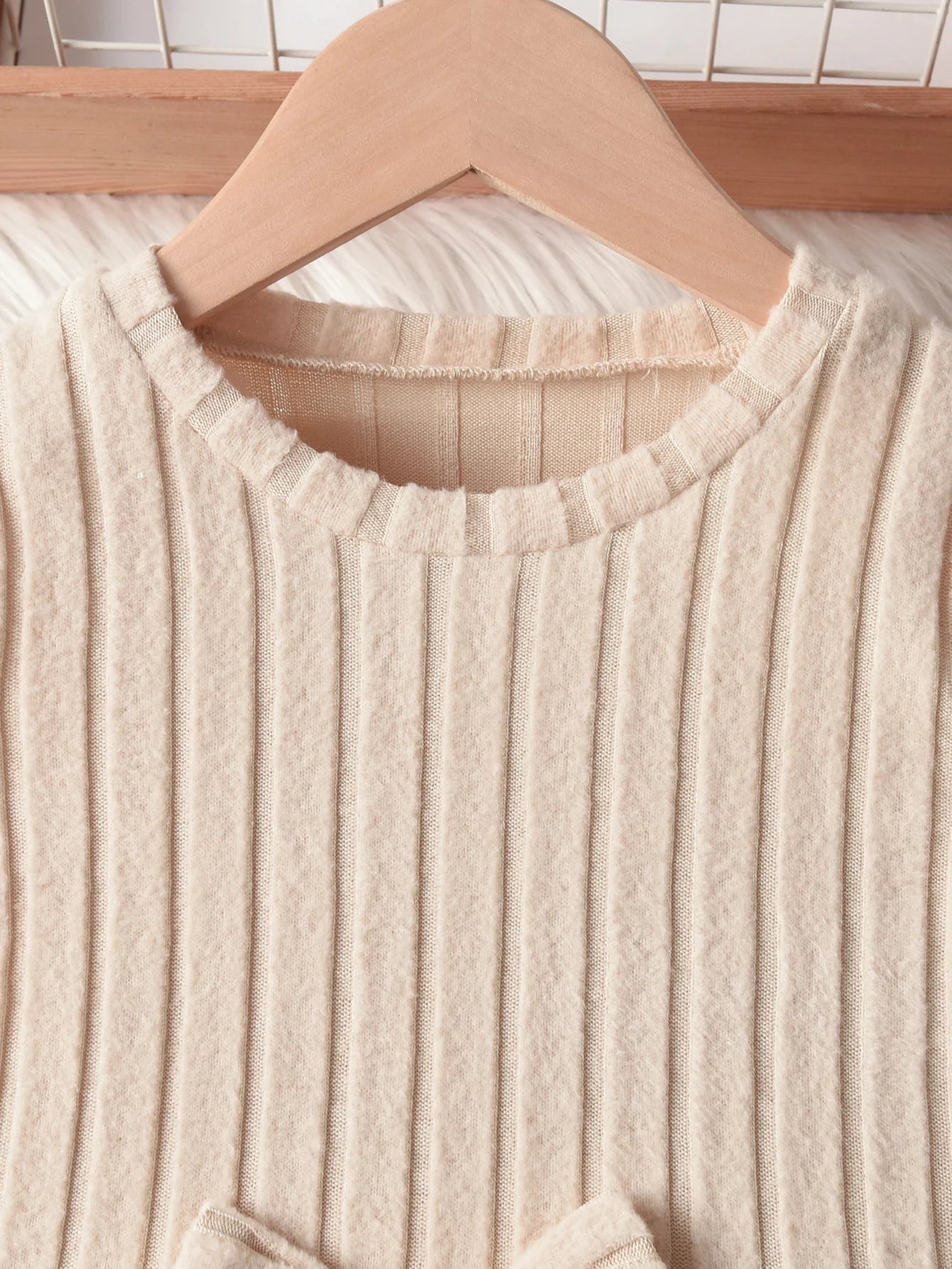 A Two-Piece Girls' Suit, A Long-Sleeved Round-Neck Bow Top And Long Pants, Is Suitable For Outdoor Use In Spring And Autumn