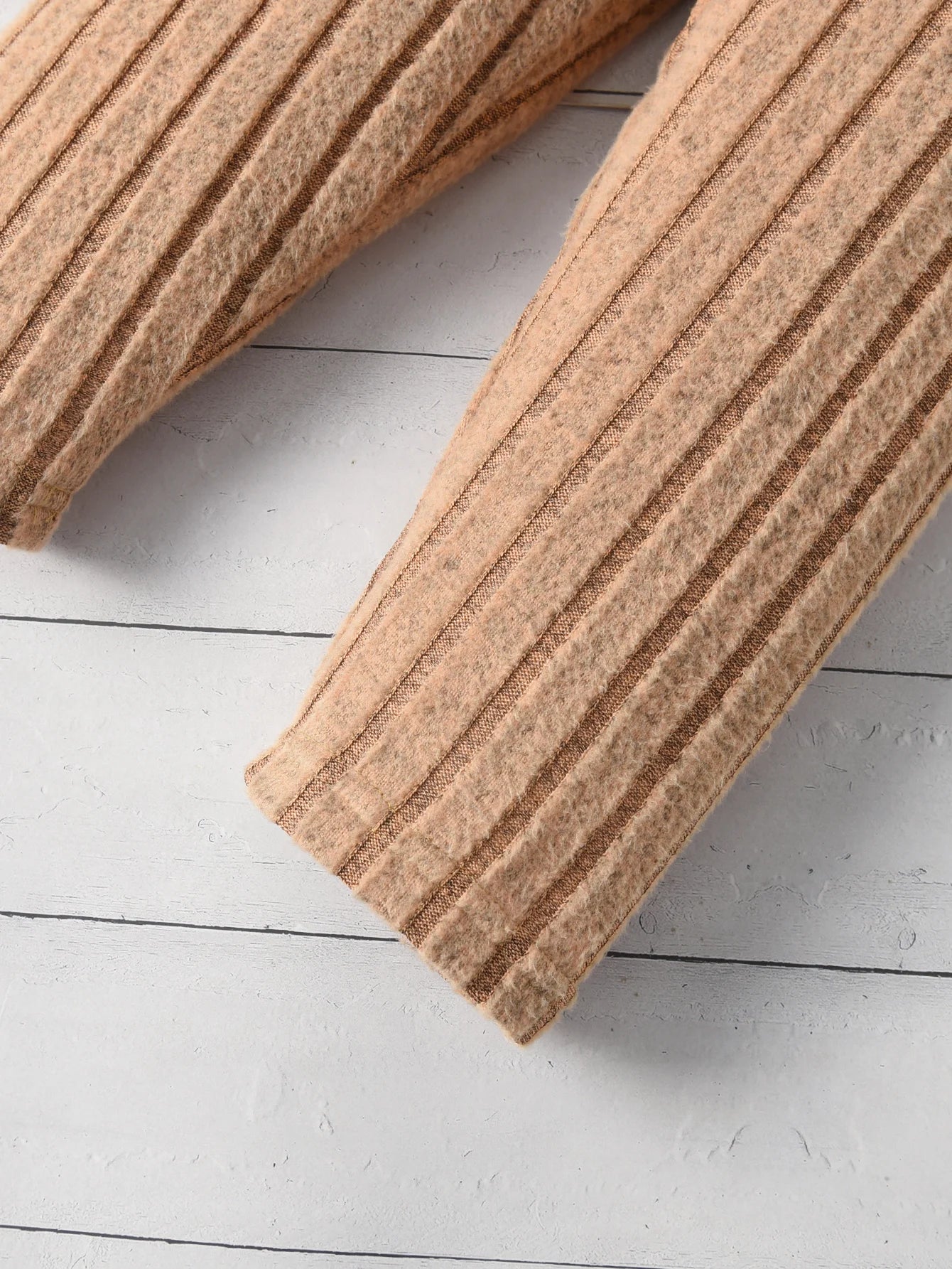 A Two-Piece Girls' Suit, A Long-Sleeved Round-Neck Bow Top And Long Pants, Is Suitable For Outdoor Use In Spring And Autumn