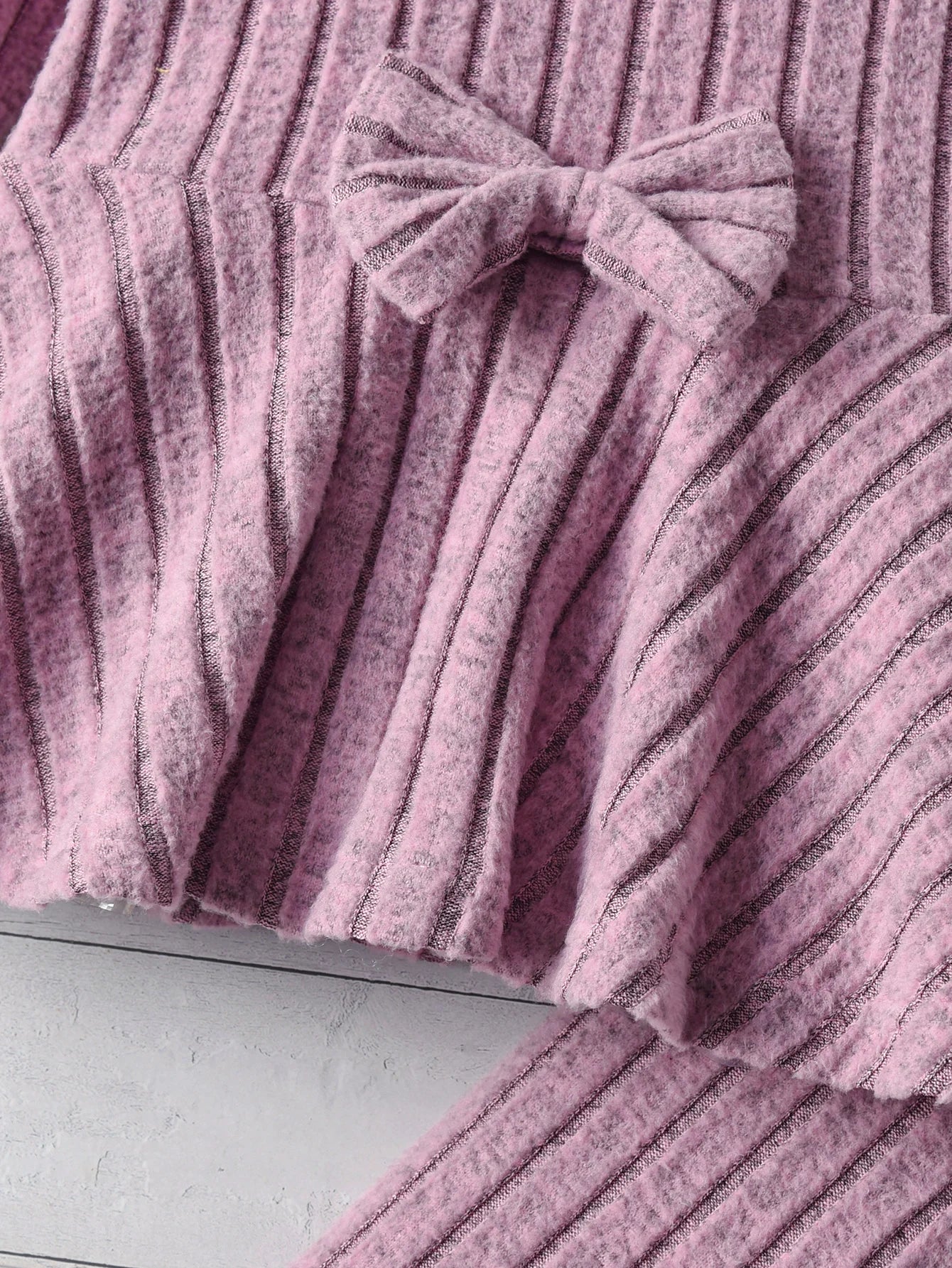 A Two-Piece Girls' Suit, A Long-Sleeved Round-Neck Bow Top And Long Pants, Is Suitable For Outdoor Use In Spring And Autumn