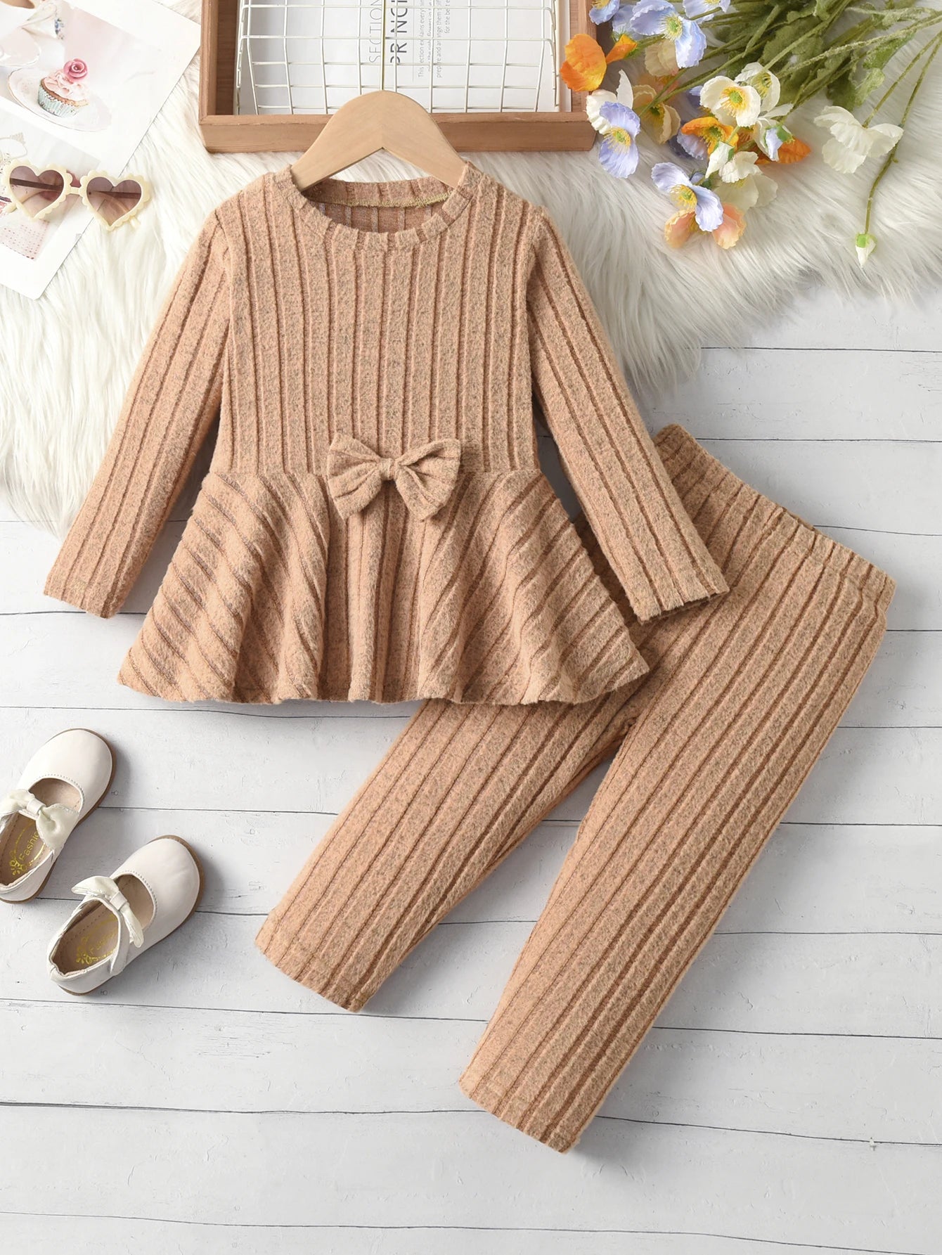 A Two-Piece Girls' Suit, A Long-Sleeved Round-Neck Bow Top And Long Pants, Is Suitable For Outdoor Use In Spring And Autumn