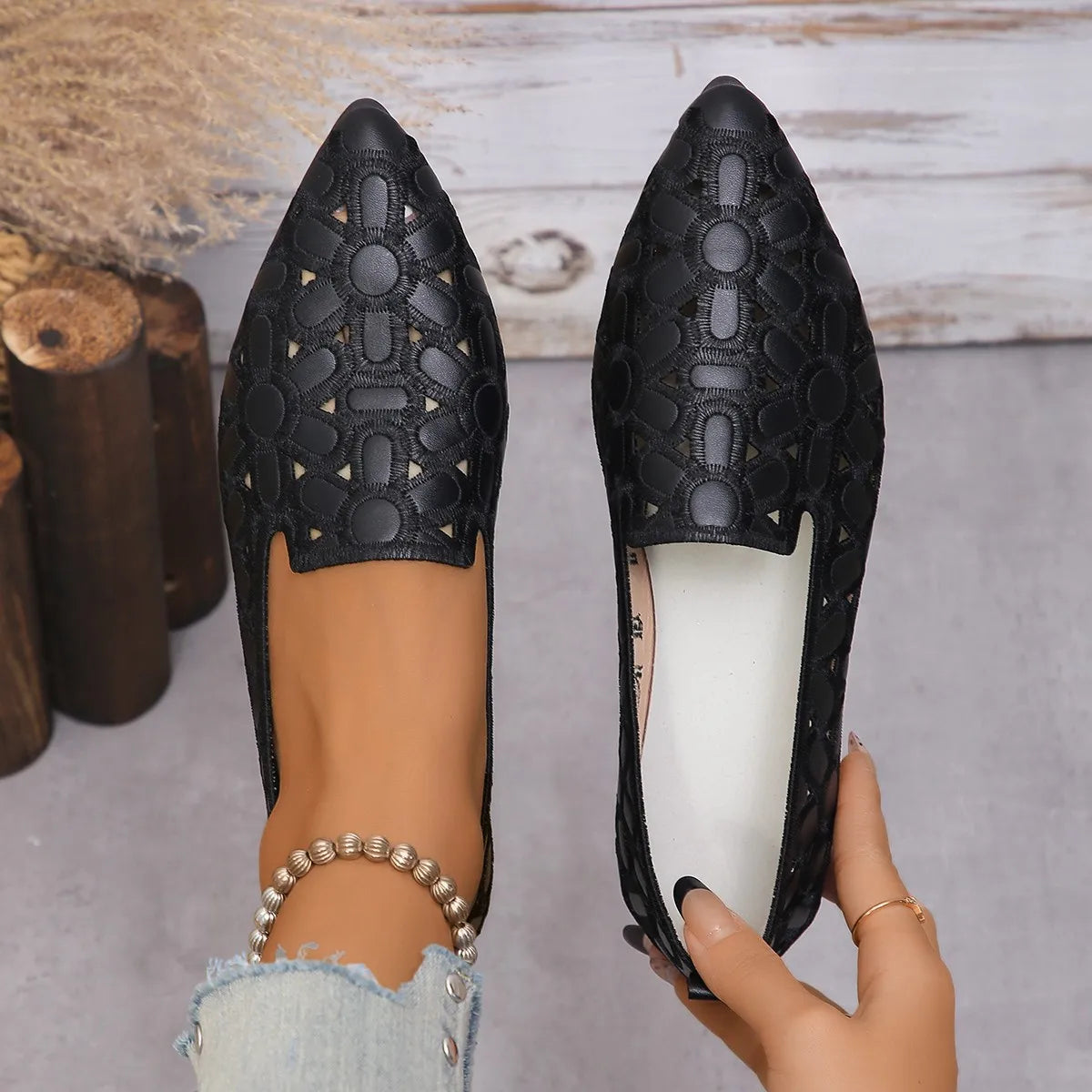 Fashion Shoes for Women Embroidery Breathable Square Heel Loafers Slip on Pointed Toe Leather Single Shoes Elegant Party Pumps