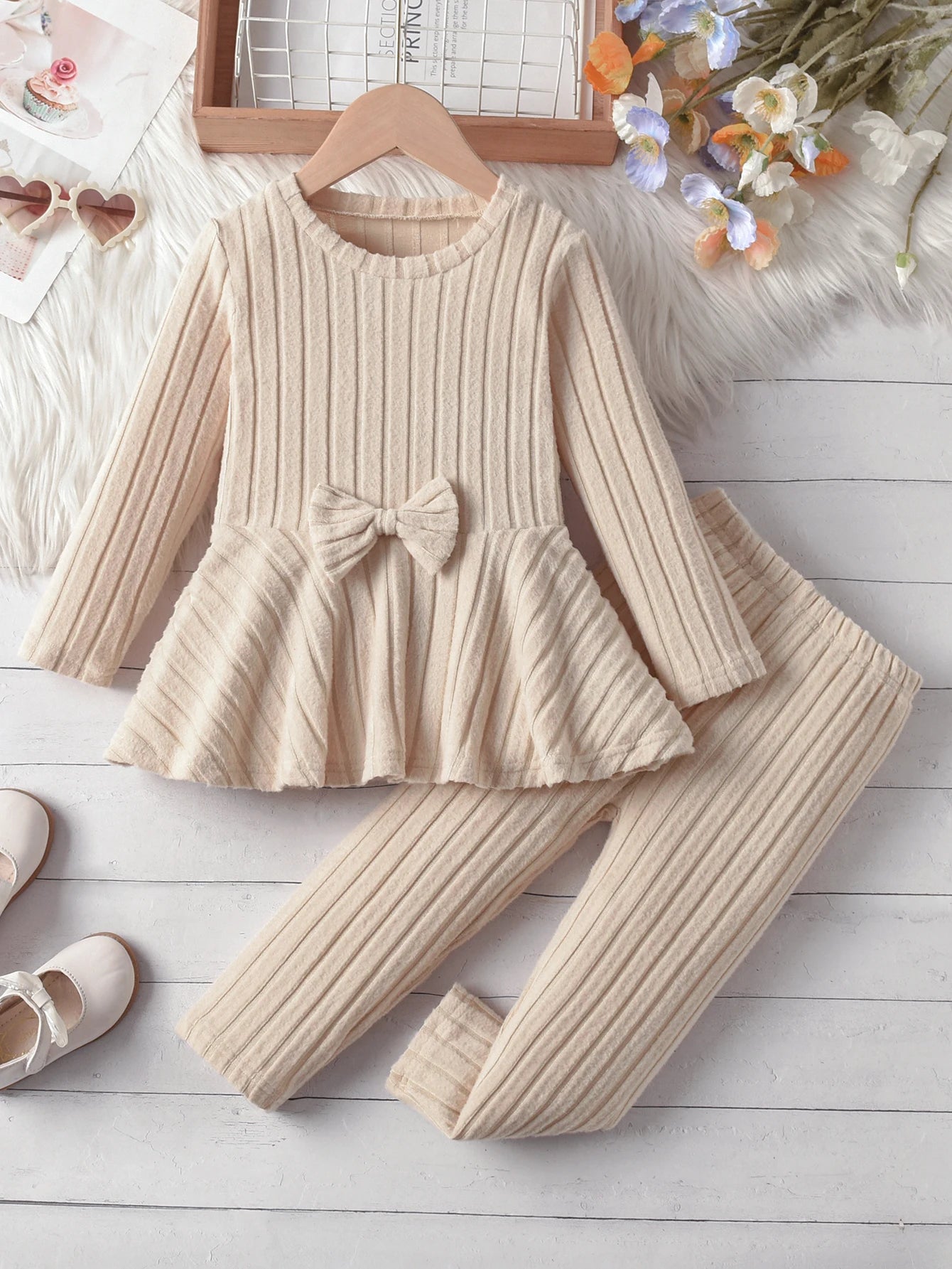 A Two-Piece Girls' Suit, A Long-Sleeved Round-Neck Bow Top And Long Pants, Is Suitable For Outdoor Use In Spring And Autumn