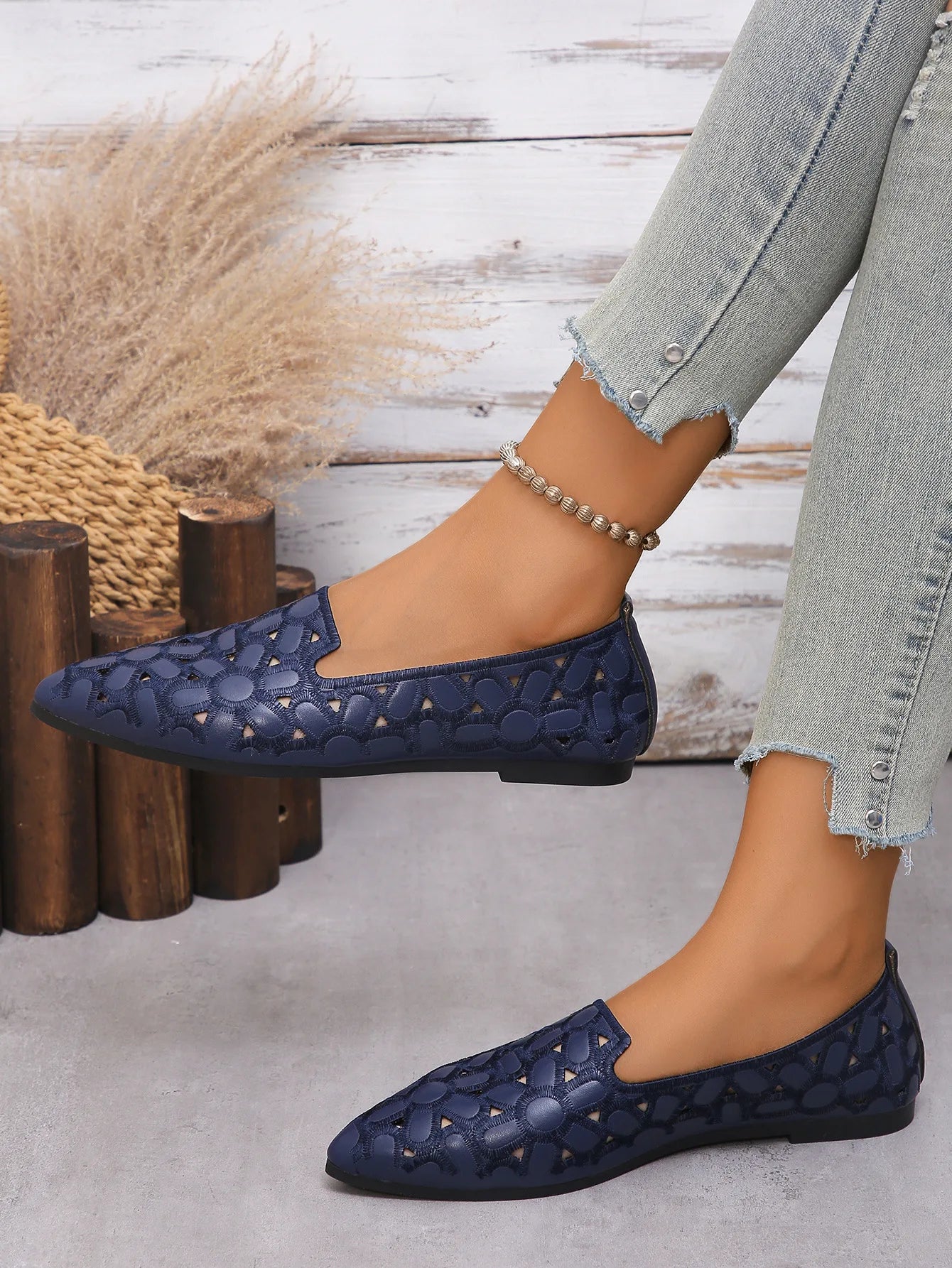 Fashion Shoes for Women Embroidery Breathable Square Heel Loafers Slip on Pointed Toe Leather Single Shoes Elegant Party Pumps