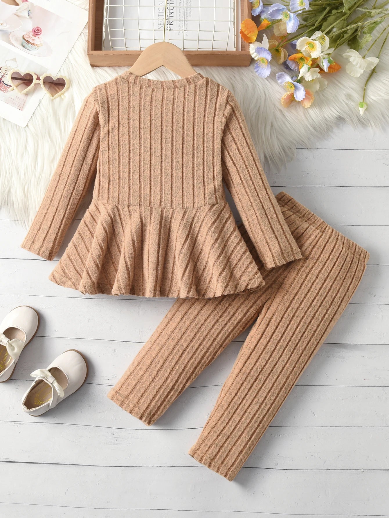 A Two-Piece Girls' Suit, A Long-Sleeved Round-Neck Bow Top And Long Pants, Is Suitable For Outdoor Use In Spring And Autumn