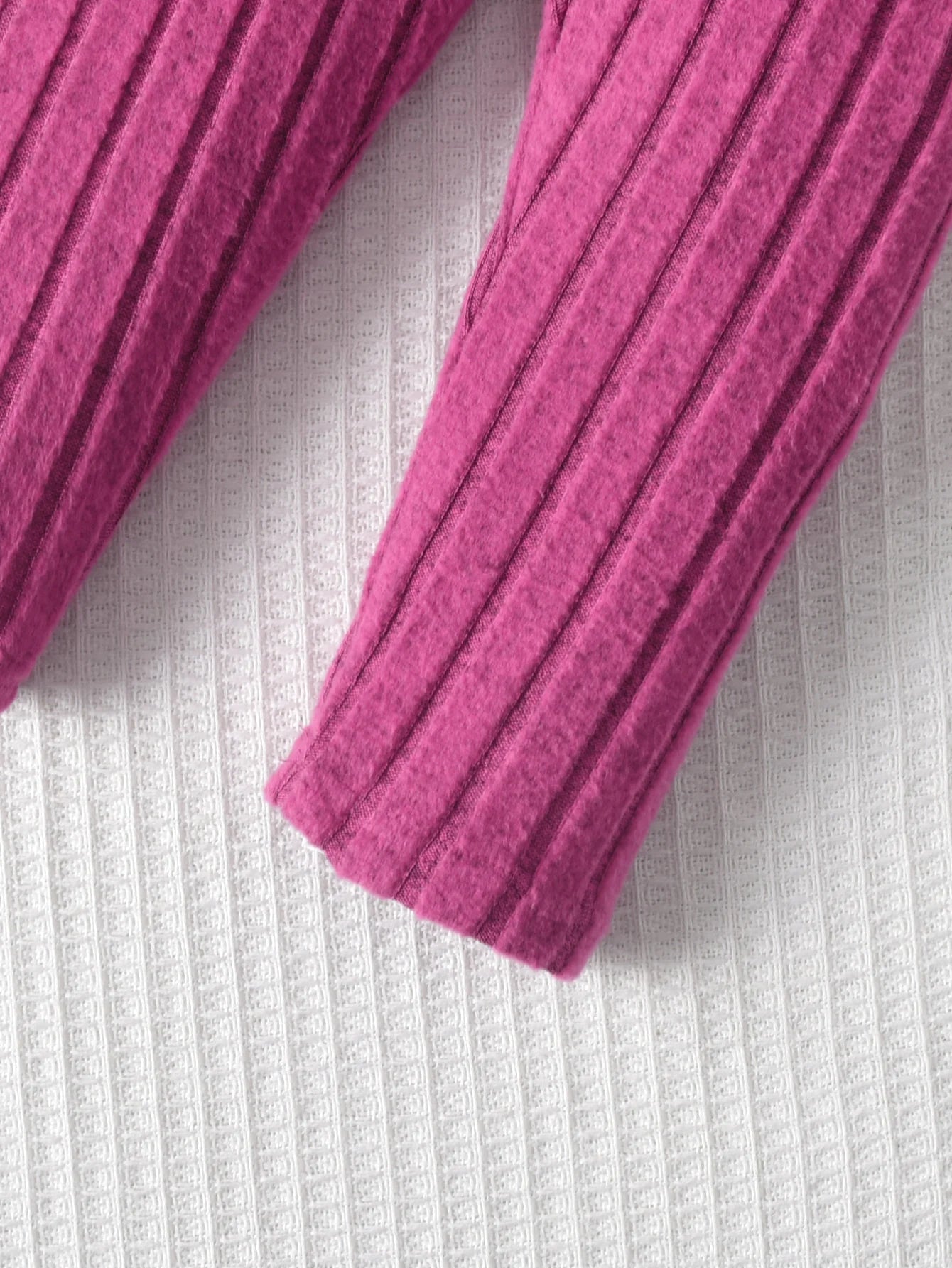 A Two-Piece Girls' Suit, A Long-Sleeved Round-Neck Bow Top And Long Pants, Is Suitable For Outdoor Use In Spring And Autumn