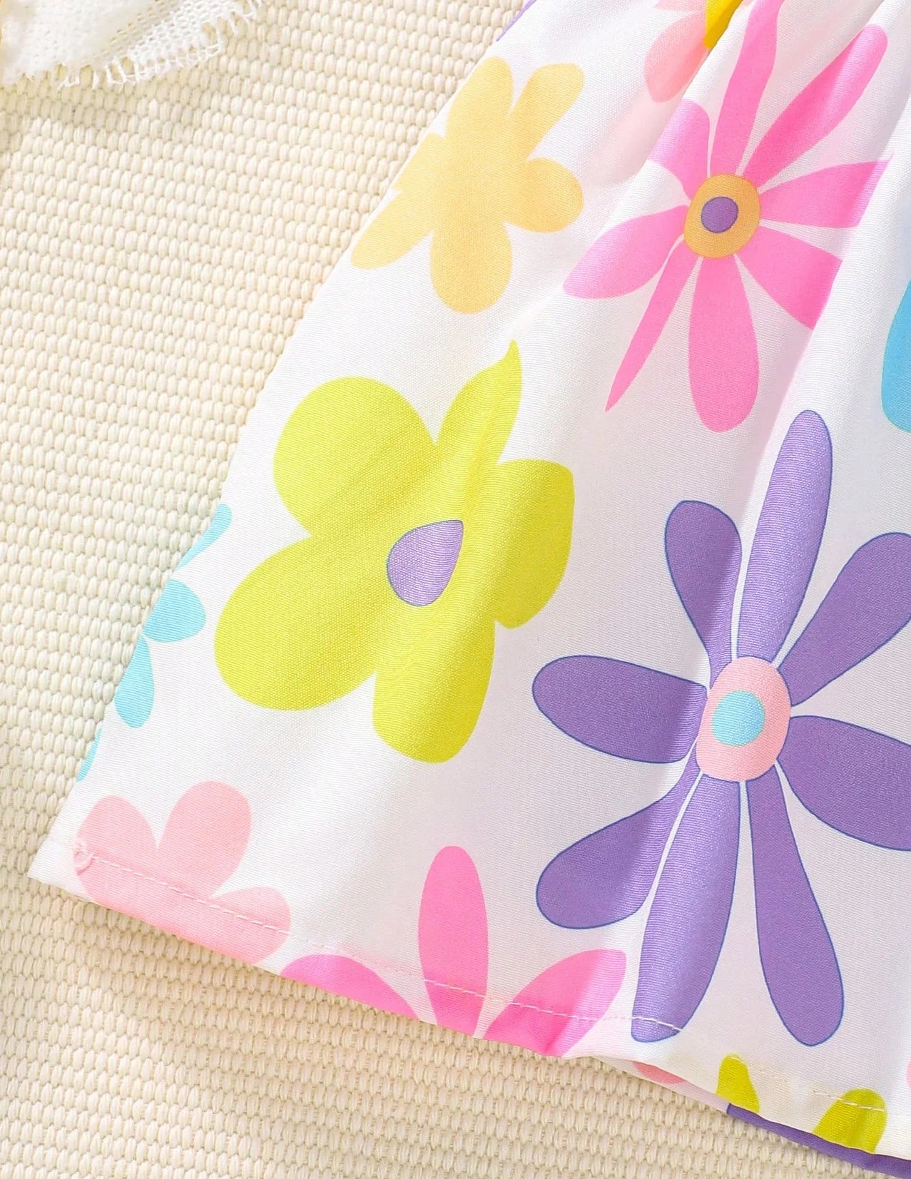 A 2-Piece Summer Cool Girls' Halter Dress Top With Small Floral Print And Short Pants A Cute Girls' Vacation Set