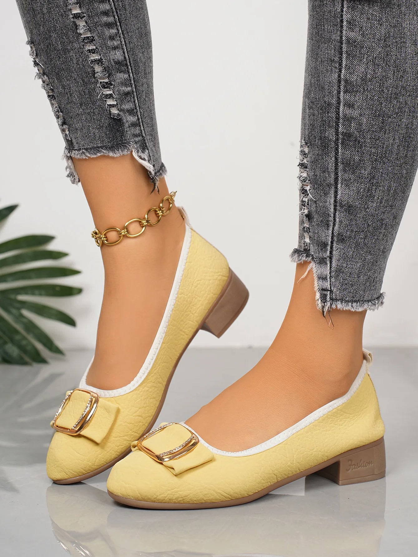 Women's shoes 2025 Soft Sole and Soft Surface Single Shoes Summer New Shallow Mouth Metal Buckle Non-slip Square Heel Shoes