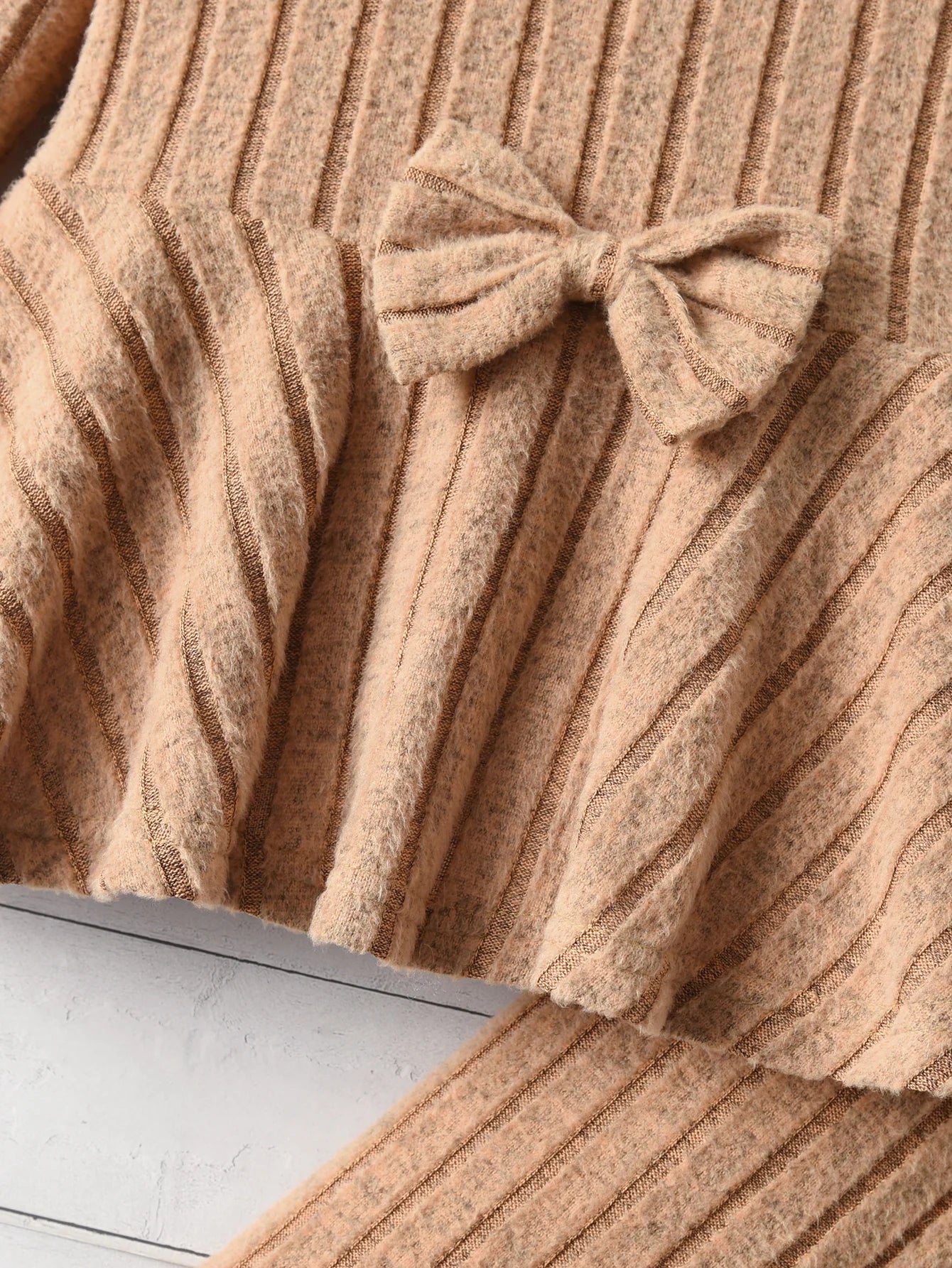 A Two-Piece Girls' Suit, A Long-Sleeved Round-Neck Bow Top And Long Pants, Is Suitable For Outdoor Use In Spring And Autumn