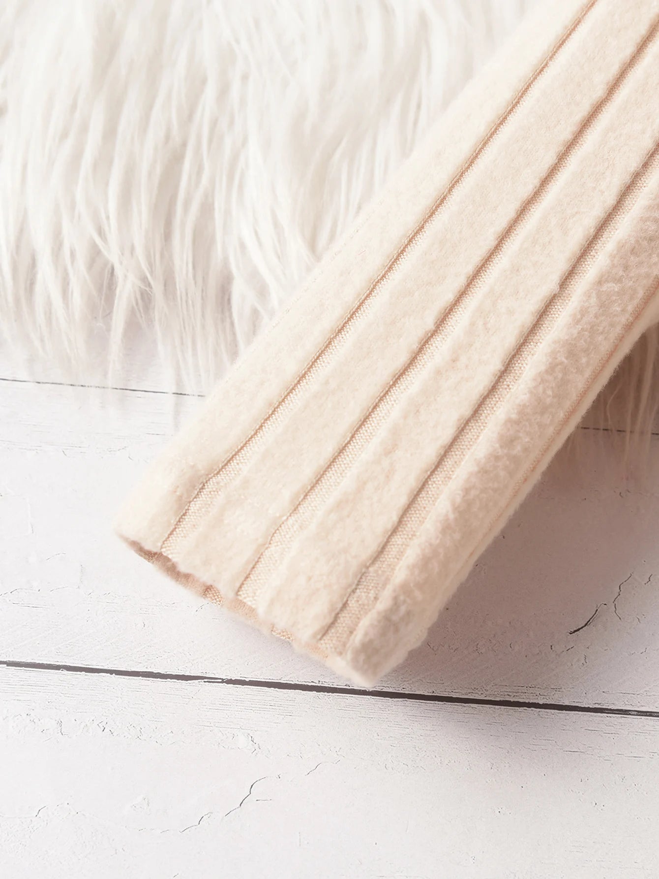 A Two-Piece Girls' Suit, A Long-Sleeved Round-Neck Bow Top And Long Pants, Is Suitable For Outdoor Use In Spring And Autumn