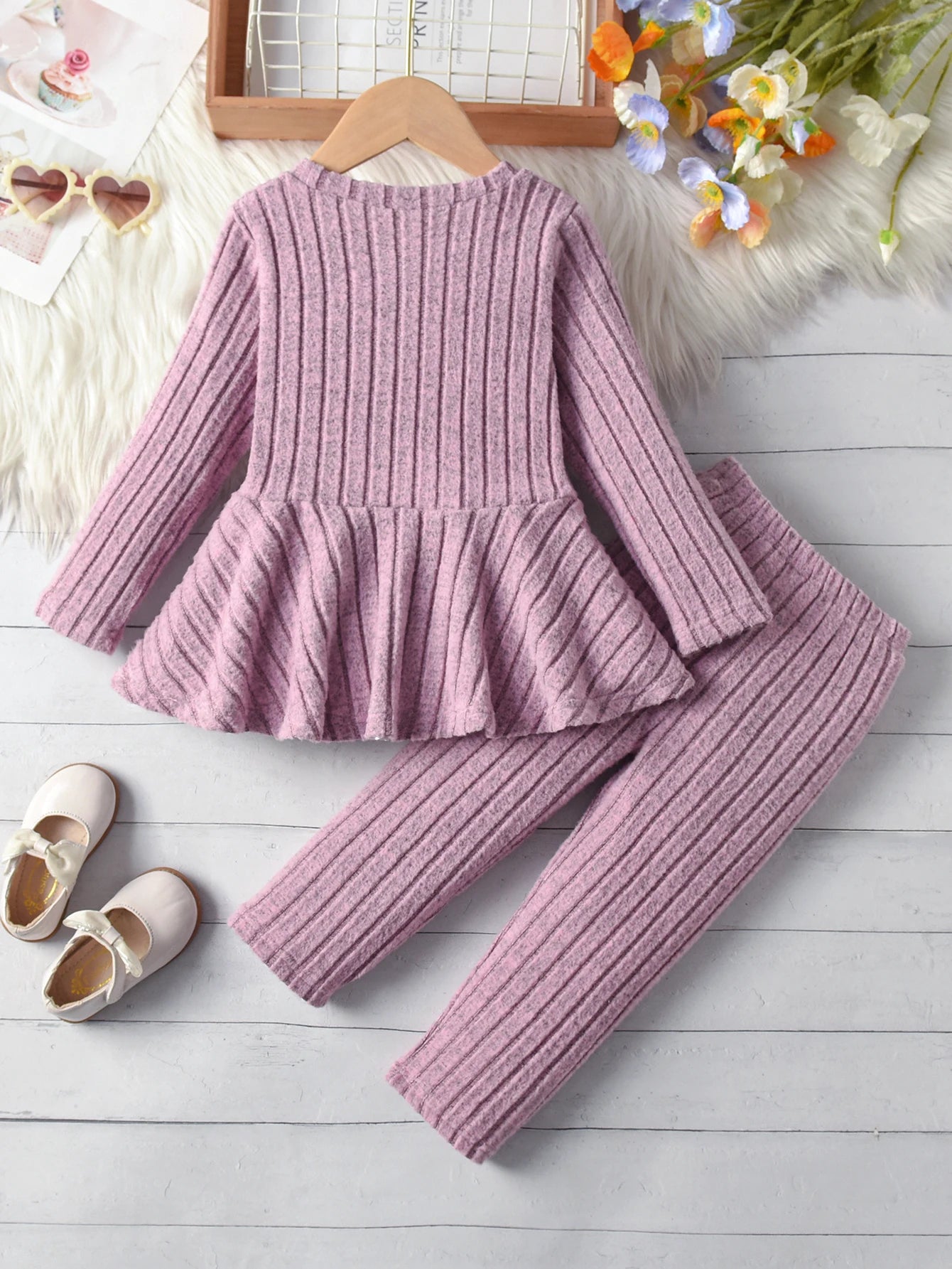 A Two-Piece Girls' Suit, A Long-Sleeved Round-Neck Bow Top And Long Pants, Is Suitable For Outdoor Use In Spring And Autumn