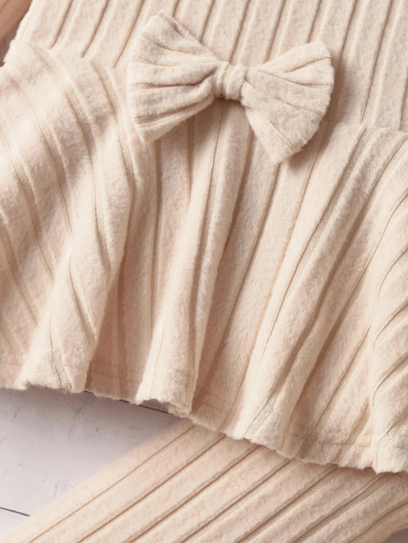 A Two-Piece Girls' Suit, A Long-Sleeved Round-Neck Bow Top And Long Pants, Is Suitable For Outdoor Use In Spring And Autumn