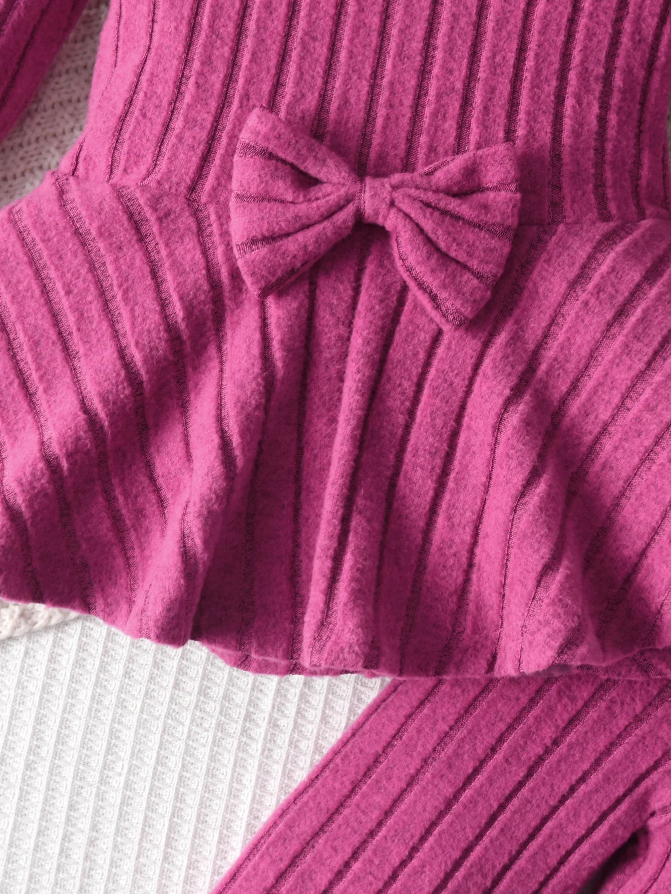 A Two-Piece Girls' Suit, A Long-Sleeved Round-Neck Bow Top And Long Pants, Is Suitable For Outdoor Use In Spring And Autumn